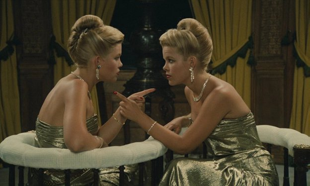 Кадр из фильма "Близнец", пожалуй самые заметные роли близняшек
