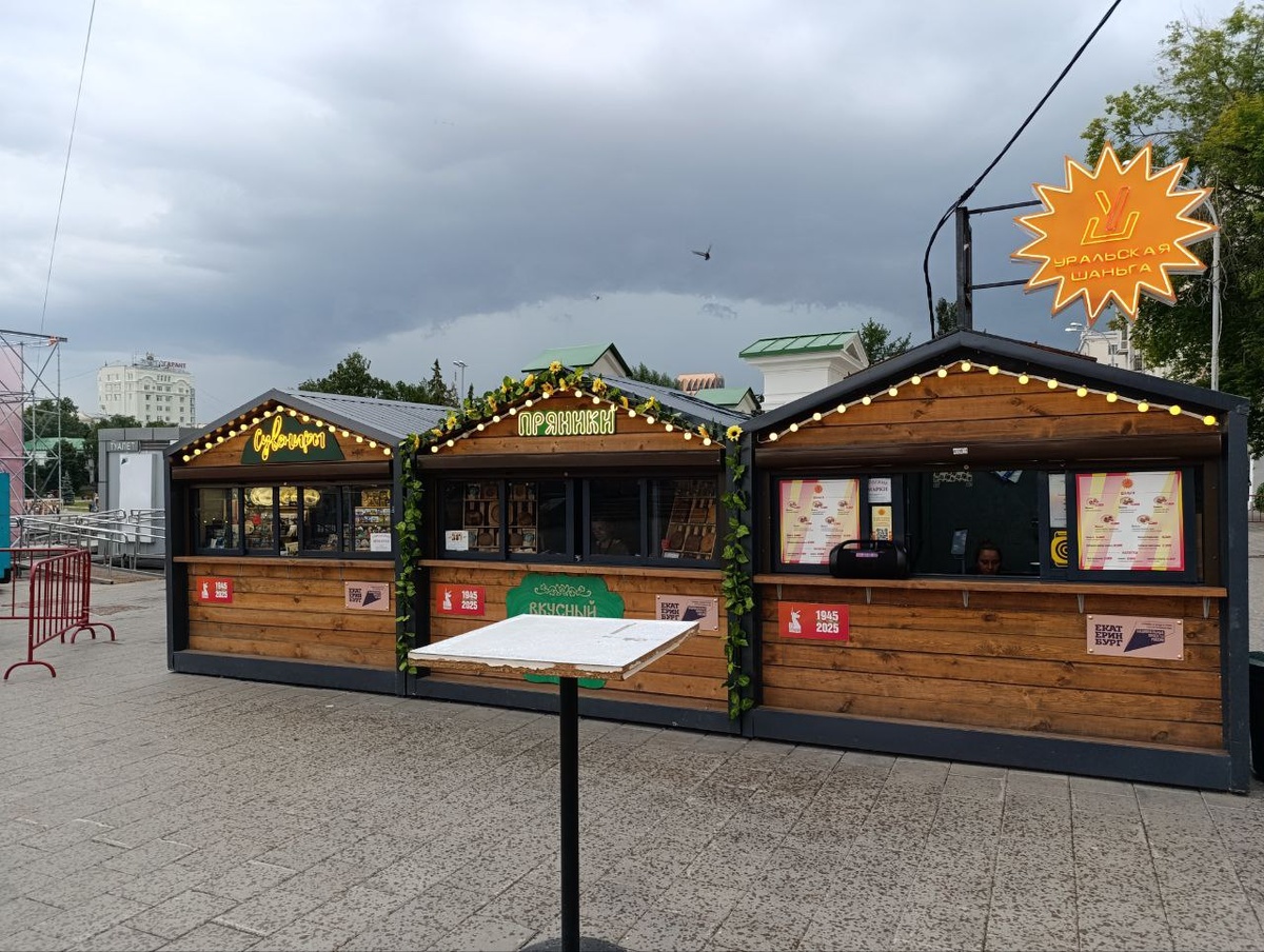 Вот они, три богатыря. То есть, три ларька. Как три тополя на Плющихе.