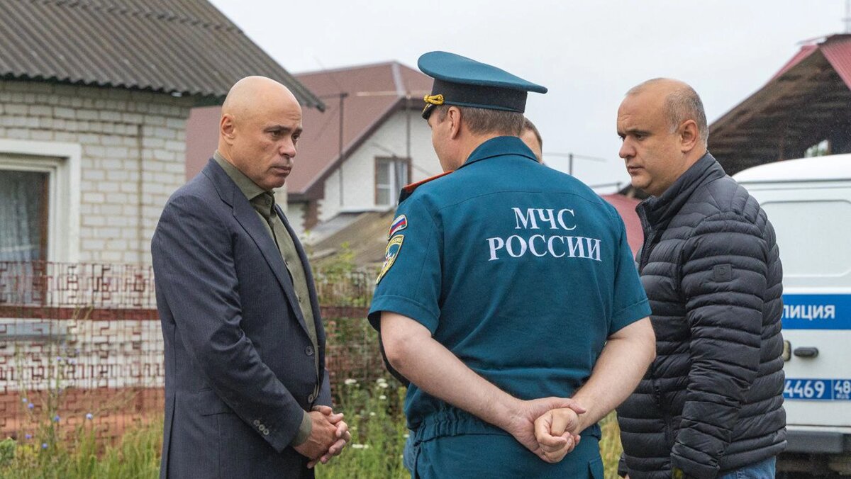   @igor_artamonov48 / Telegram- Губернатор Липецкой области Игорь Артамонов и сотрудники МЧС на месте падения БПЛА