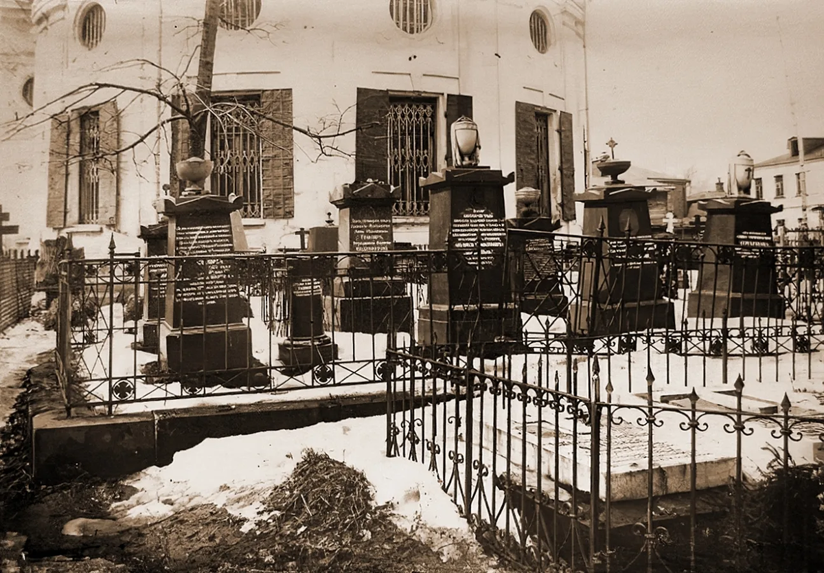 Московское Лазаревское кладбище. Могилы позади храма Сошествия Святого Духа