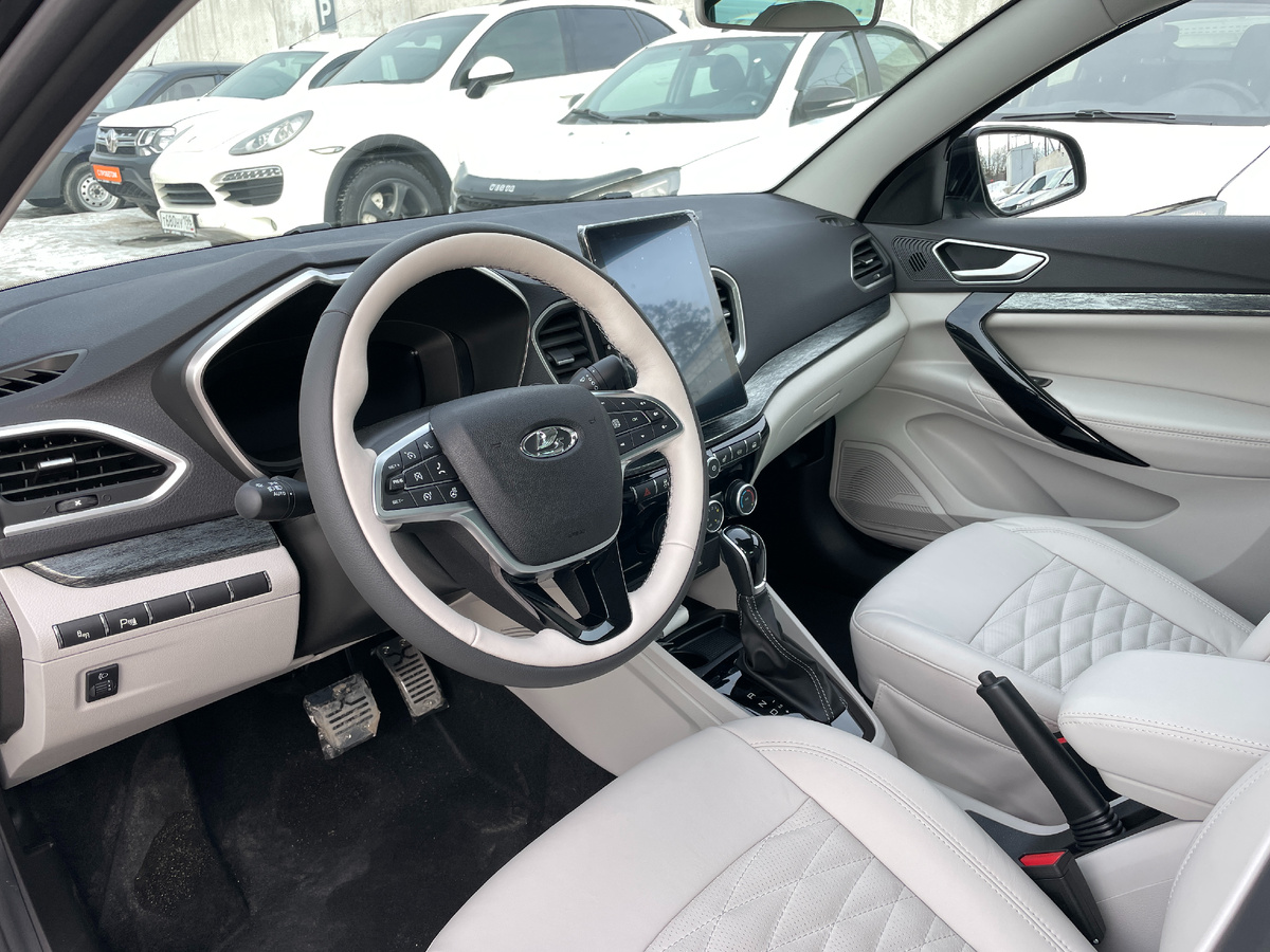 LADA Aura в комплектации Status с отделкой салона белой кожей у официального дилера LADA Автовек в Екатеринбурге на Металлургов, 69