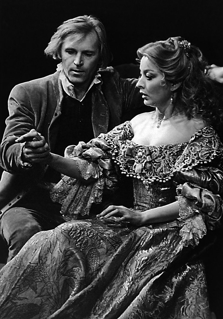 Сцена из спектакля "Тартюф": Станислав Любшин - Тартюф, Анастасия Вертинская - Эльмира. 1981 г.