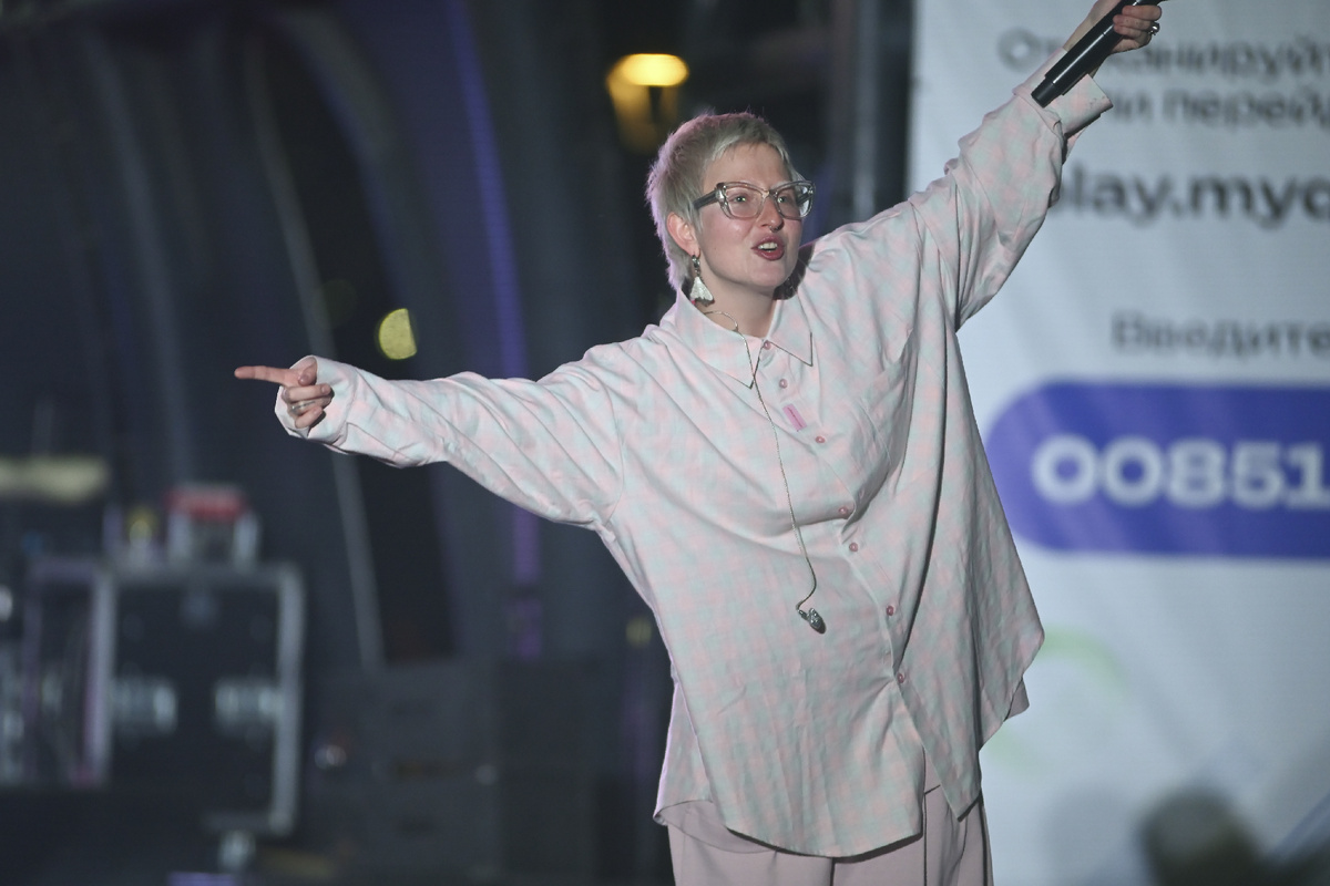 Тося Чайкина на сцене Михайловской набережной г.Новосибирск 29.06..2025