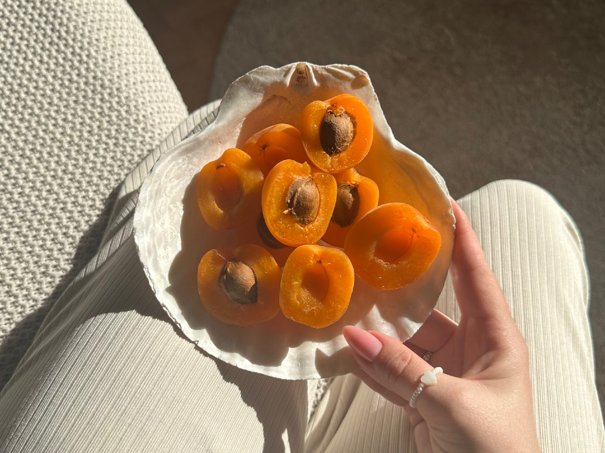 Сегодня на улице наконец тепло и солнечно 💛☀️