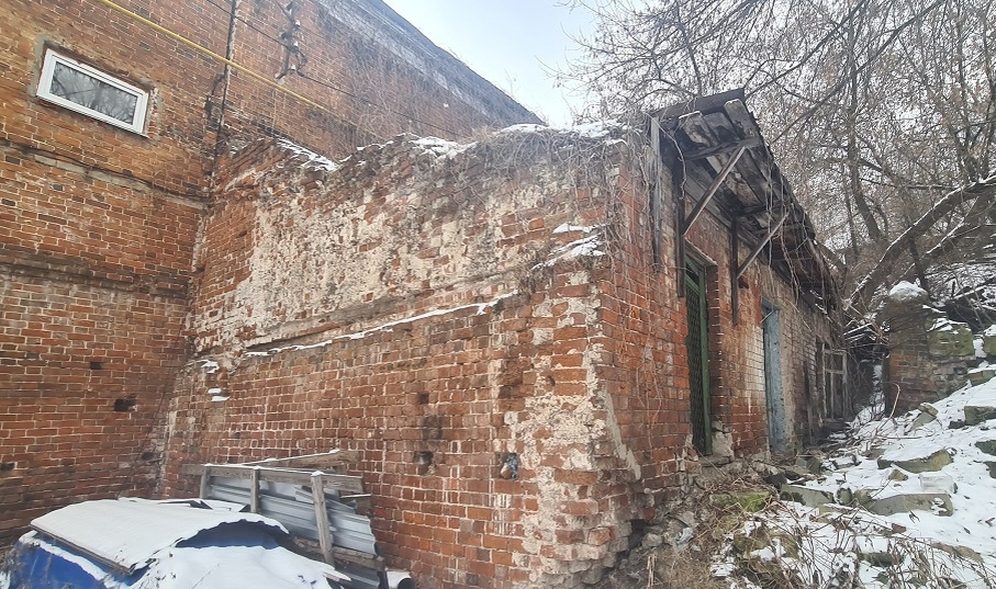    В стоимость входит арочное сооружение, которое находится неподалеку от сарая