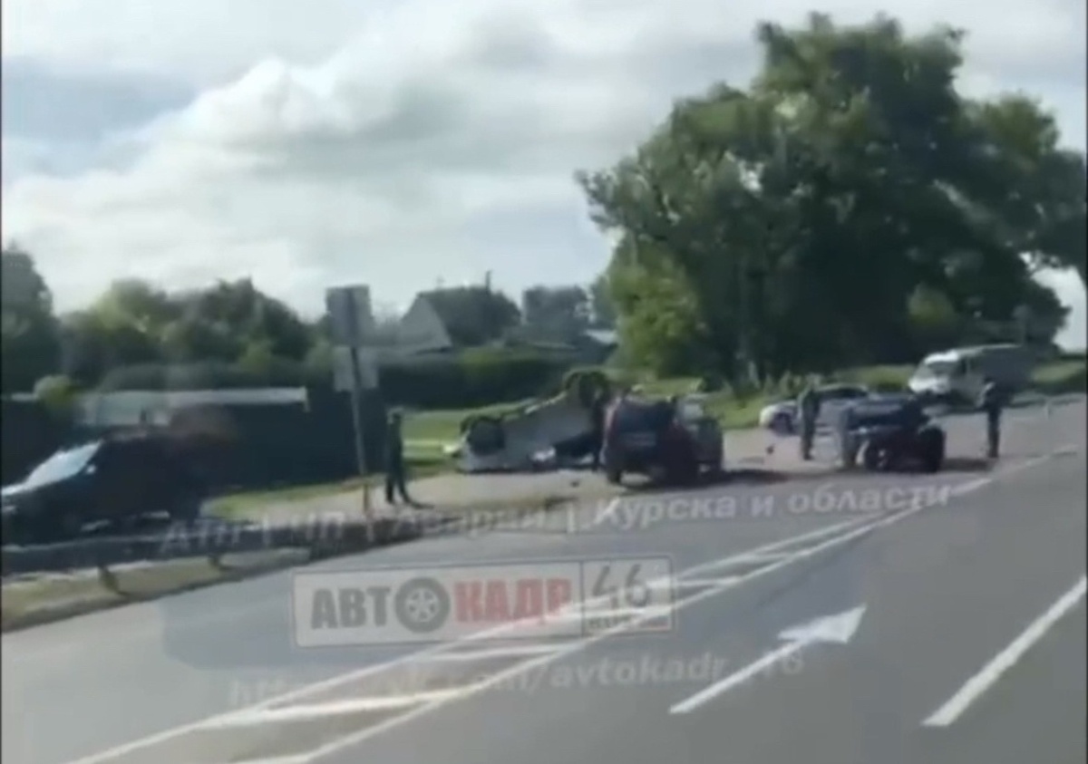   В ДТП под Курском опрокинулся автомобиль