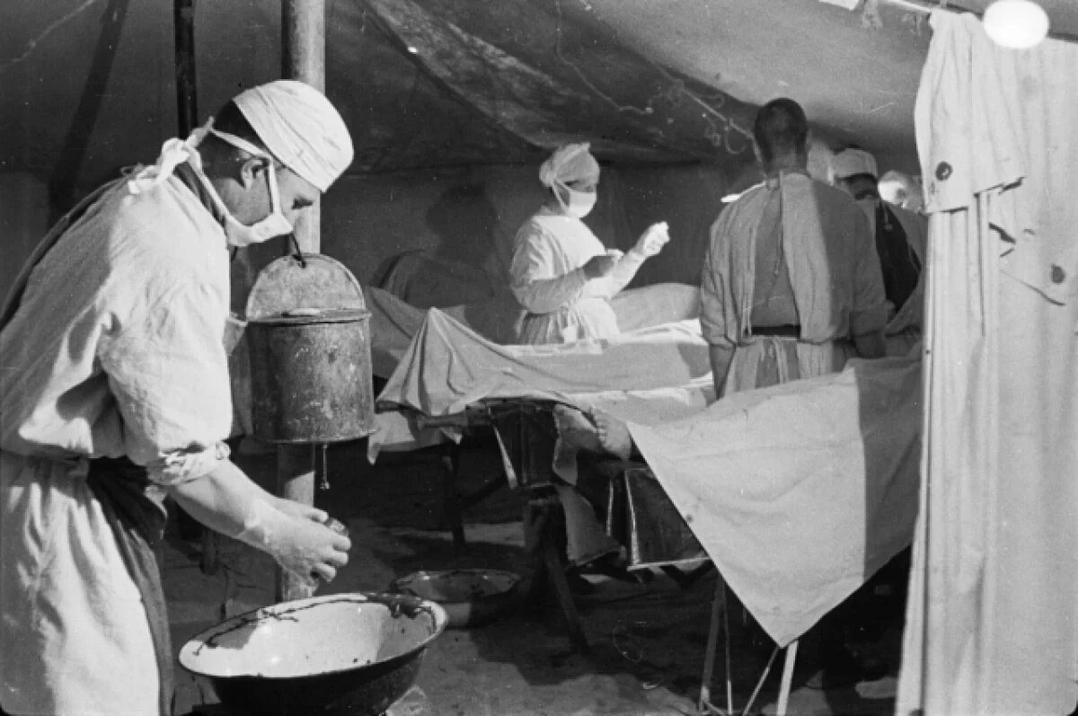    Подготовка к операции в полевом госпитале.