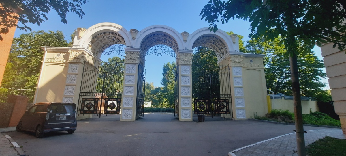 Вход в парк со стороны ул. Чернышевского (или 1-го Чернышевского проезда, кому как нравится)