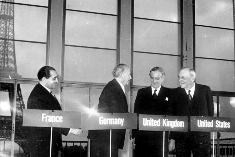 1954 год. Встреча глав стран – членов НАТО в Париже. | Фото: Bundesarchiv, Bild/CC-BY-SA 3.0
