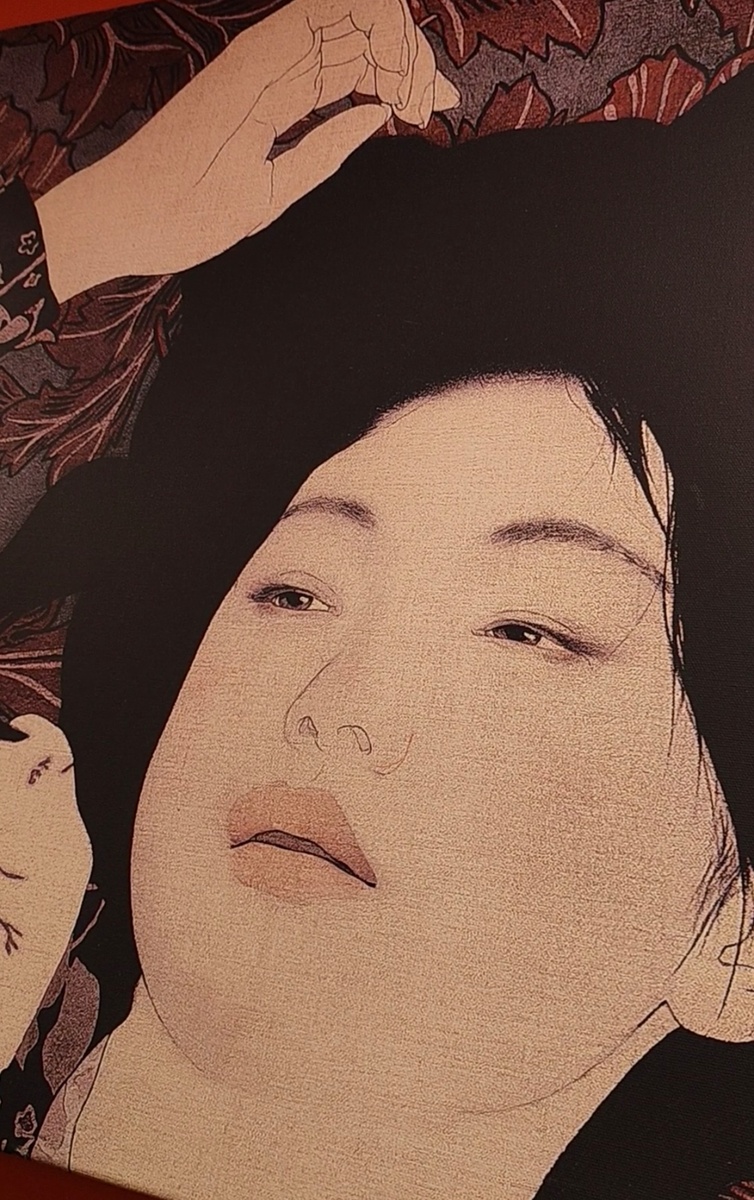 Девушка из декора ресторана