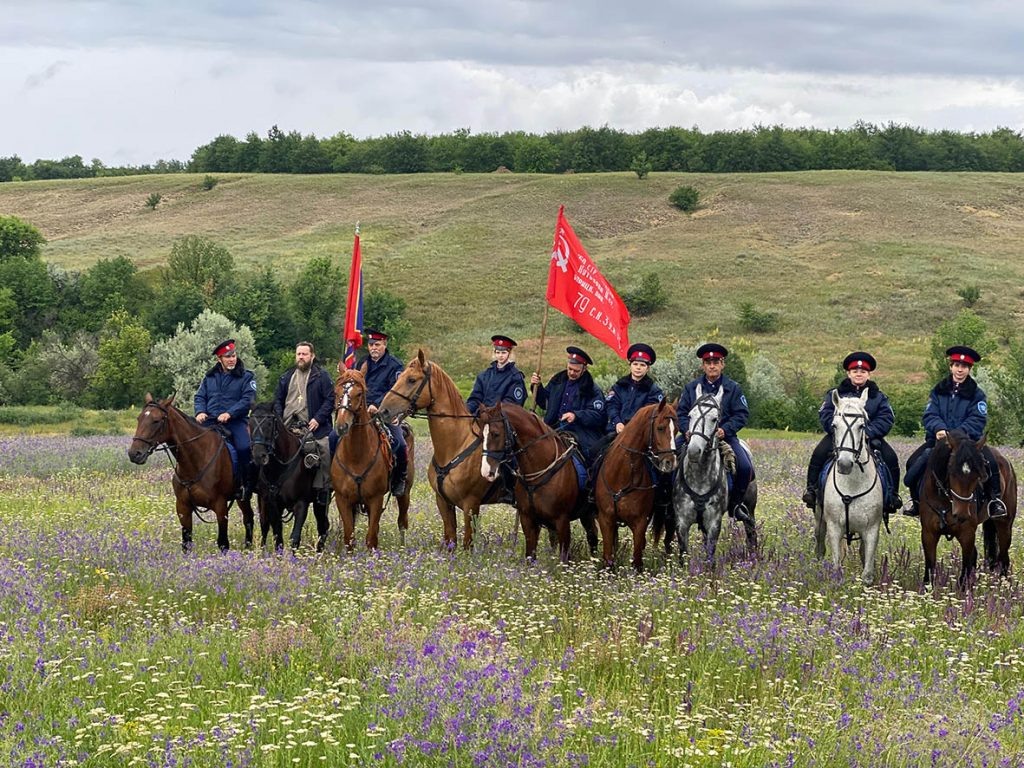    Вместе с участниками конного перехода по заданному маршруту отправился настоятель Свято-Андреевского храма иерей Симеон Есин. Редакция газеты "Наш край"