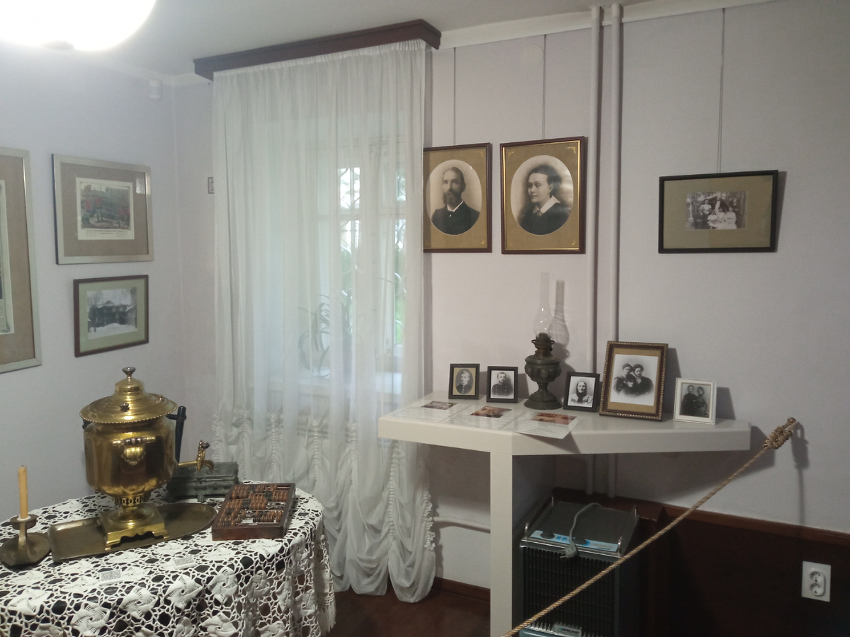 У окна портреты родителей Собинова: Виталия Григорьевича и Екатерины Фёдоровны. Фото автора.