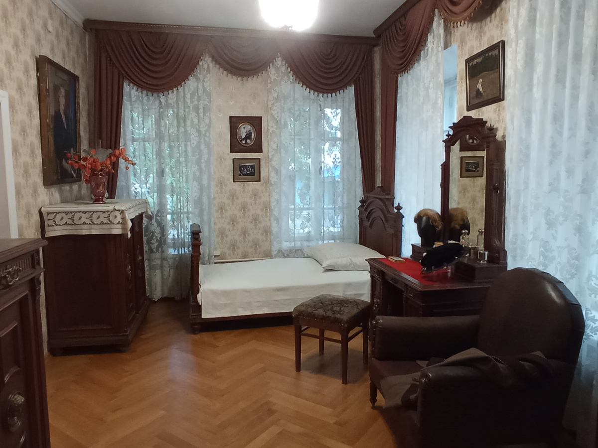 Подушка на кровати служила первой колыбелькой для всех пятерых детей. Леонид Витальевич был вторым ребёнком в семье. Фото автора