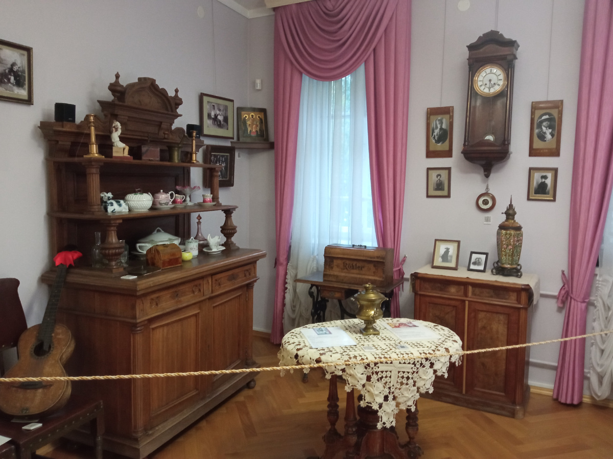 В углу икона, подаренная Леониду отцом. На буфете стоит шкатулка для рукоделия Екатерины Фёдоровны. Слева гитара, купленная за 3 рубля гимназистом Леней Собиновым на заработанные  репетиторством деньги.  Фото автора