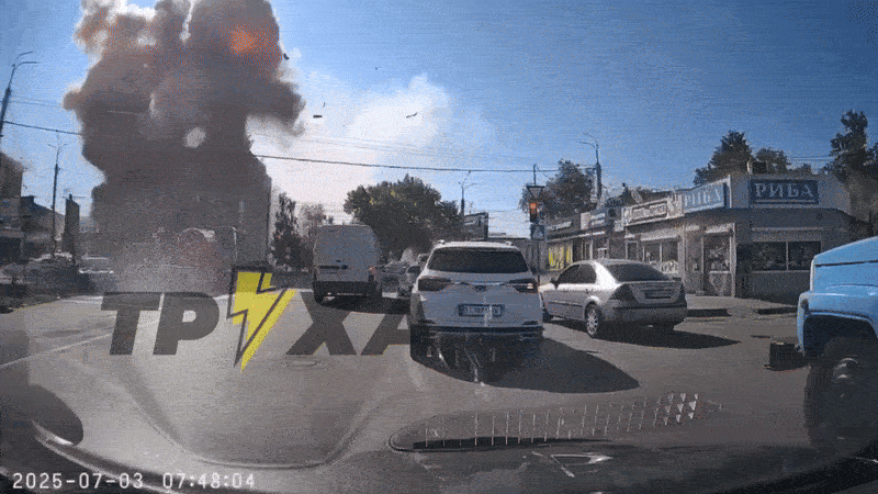    Момент прилёта по зданию ТЦК // Видео с ТГ-канала "Труха"