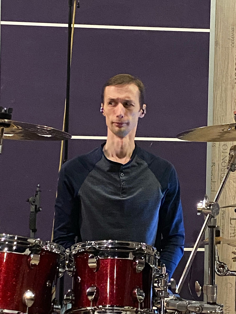 Серьёзно? - думает Андрей