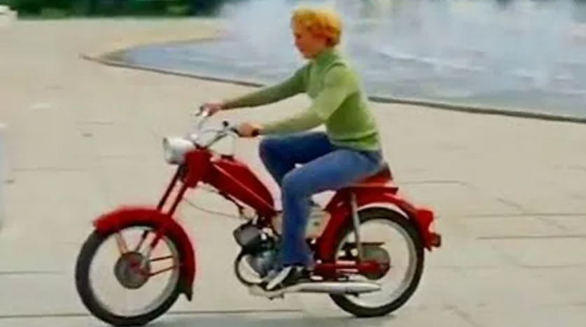 Какой мопед рекламировал Сыроежкин в фильме "Приключения электроника", и сколько стоил он в те годы. Рассказываю в деталях