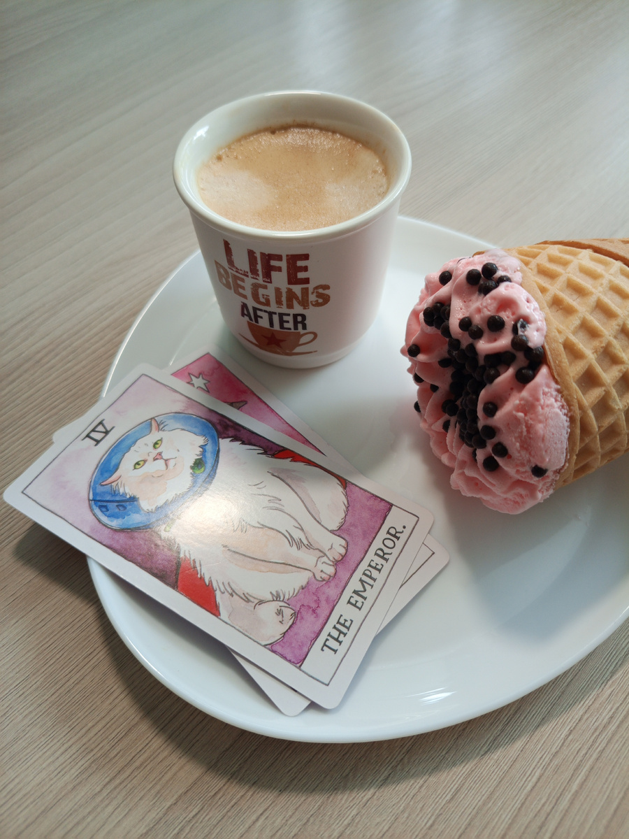 Люблю кофе и клубничное мороженое