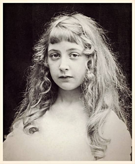 Пройдет немного времени и эта милая девочка Агата будет писать о загадочных убийствах