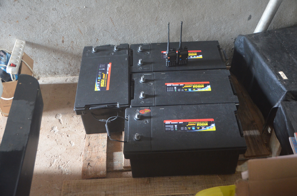 2. Эти четыре батареи раздавали нам электричество с июля 2022 по май 2025. И если бы не мои дебилы, которые в момент нашего отсутствия несколько раз сумели разрядить систему используя ее без включенного контроллера заряда, то уверяю вас - эти аккумуляторы еще какое-то время вполне были бы работоспособны. Они и сейчас еще держат заряд. Думаю, Сандра легко продаст их вполцены местным шоферАм.