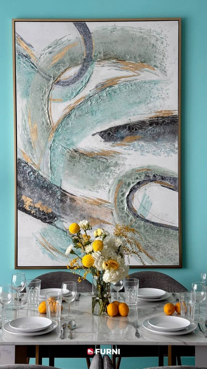 Бирюзово-голубой цвет хорошо сочетается с более спокойными оттенками; проект Furni  