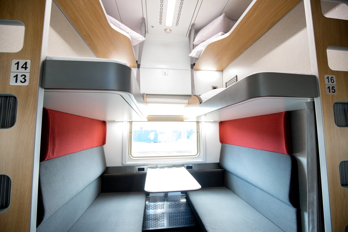 Купе круизного поезда "Гастротур" выглядит современно