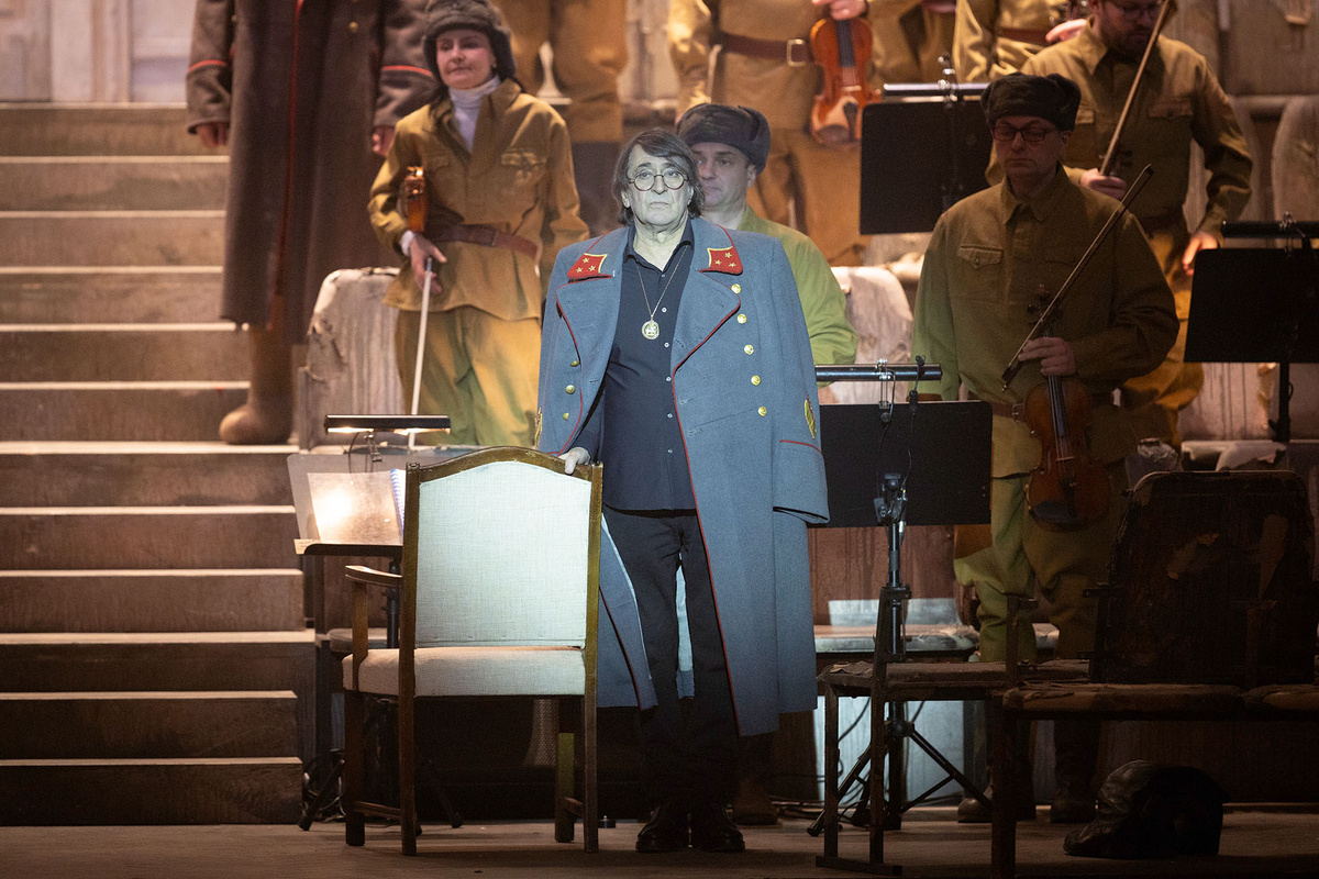    Сцена из спектакля «Живые и мертвые. Солдатами не рождаются»