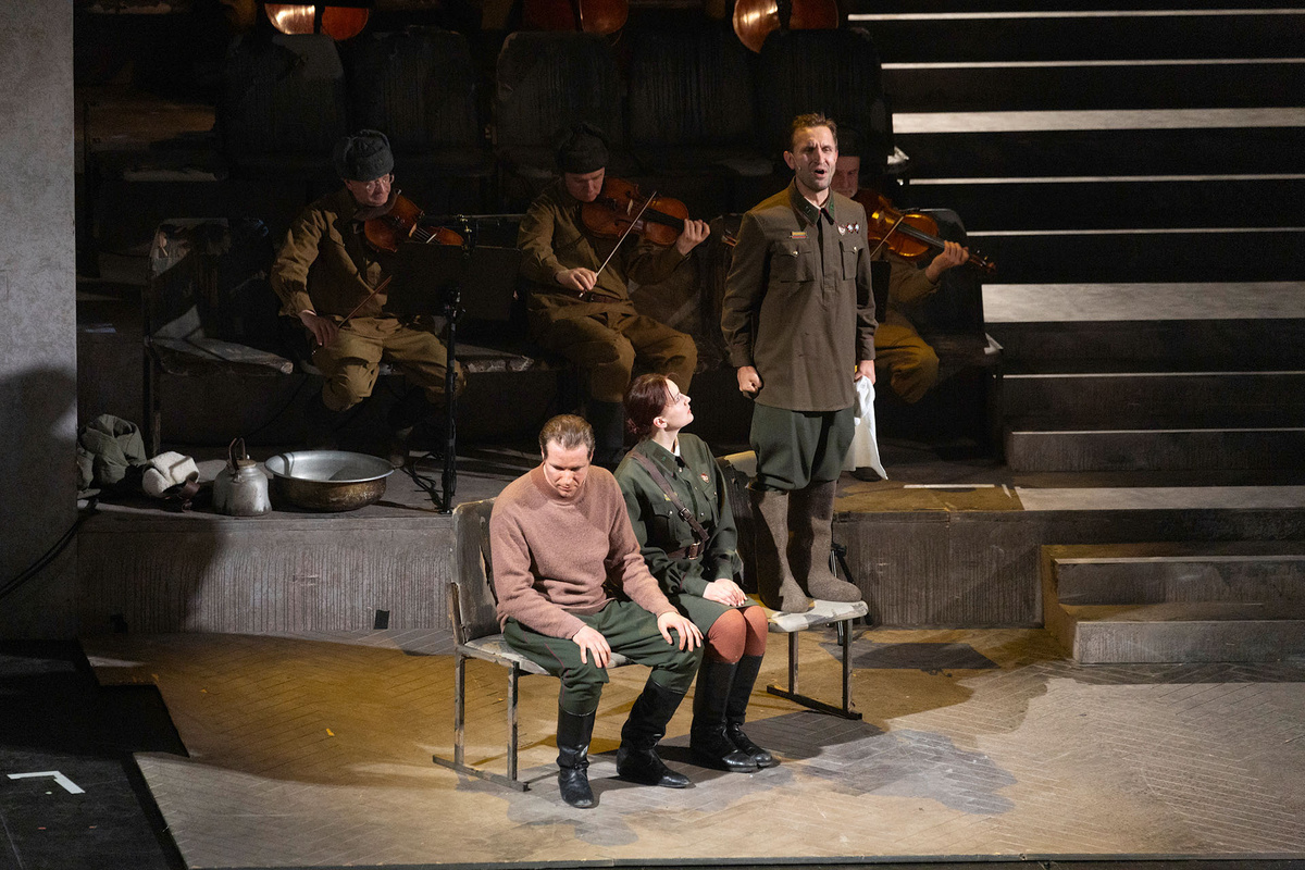    Сцена из спектакля «Живые и мертвые. Солдатами не рождаются»