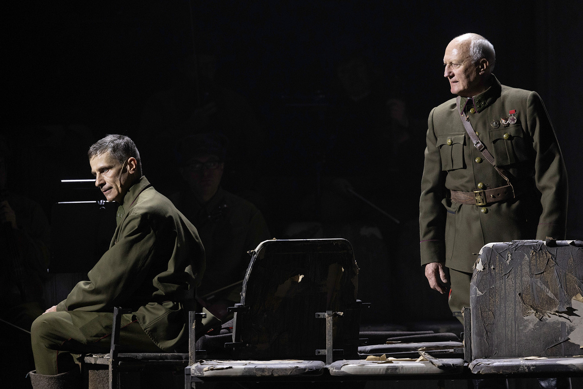    Сцена из спектакля «Живые и мертвые. Солдатами не рождаются»