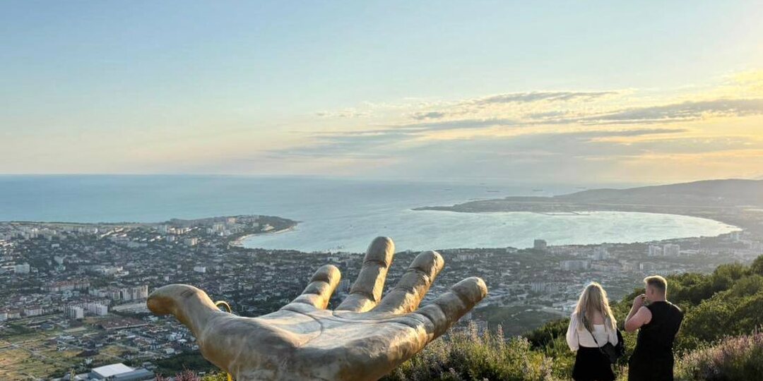 В горах Геленджика появился новый арт-объект: Рука Свободы, который, кажется, скоро тоже станет символом Геленджика, так как теперь в
