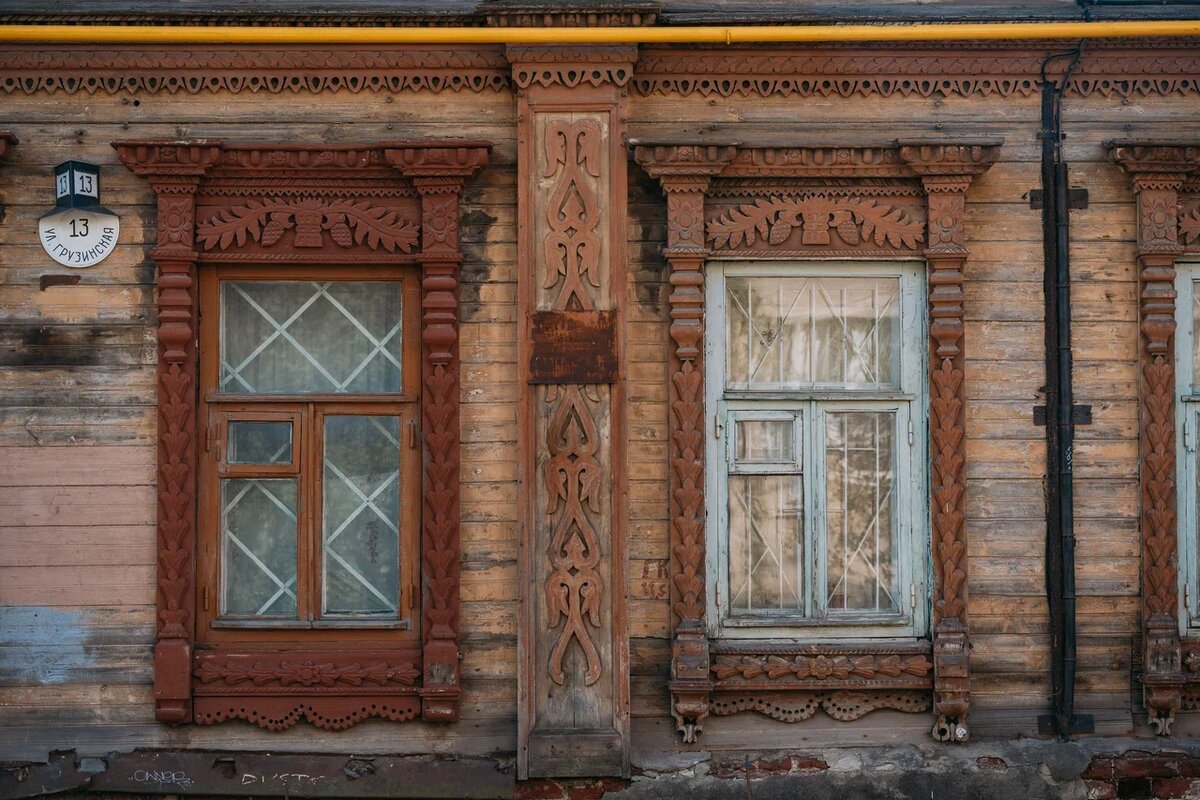 У дома № 13 на улице Грузинской можно задержаться, чтобы рассмотреть деревянные наличники. Фото: Дима Четыре