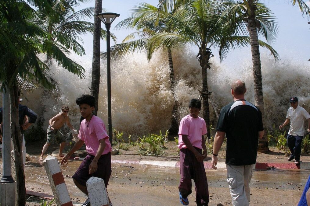Волны цунами в Ао Нанг, провинция Краби, Таиланд, 26 декабря 2004 года
