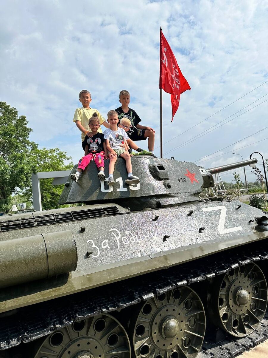 Выставка военной техники около отеля