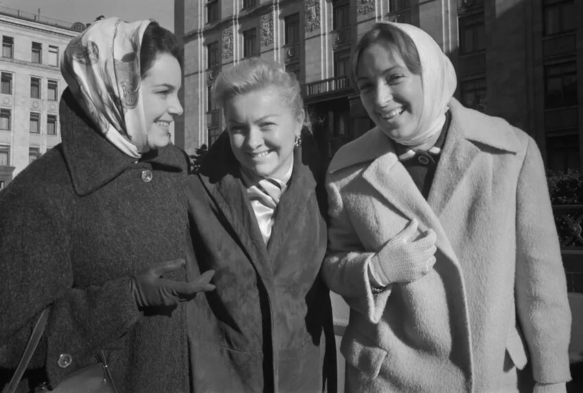 Людмила Целиковская с коллегами