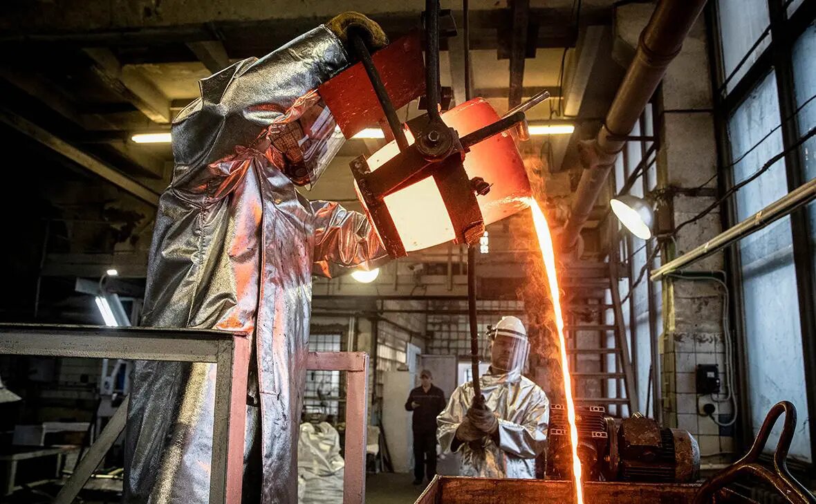    Выплавка золотых банковских слитков на Щелковском заводе предприятия АО Южуралзолото Группа Компаний Фото: Станислав Красильников / ТАСС Мария Михайлова