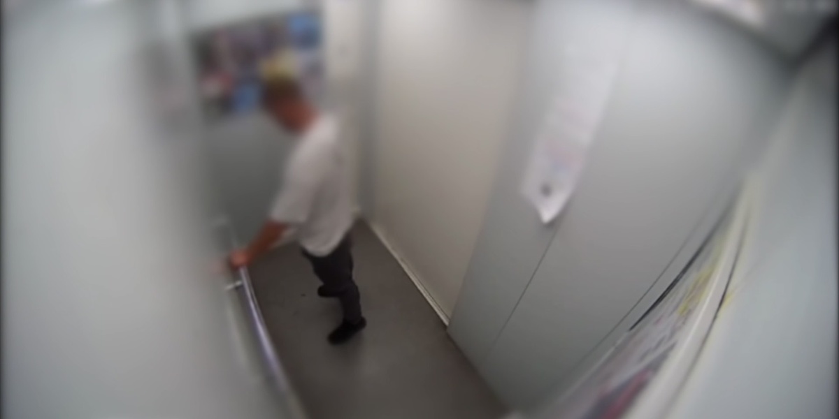    В Оренбурге мужчина справил нужду в лифте и попал в отделение полиции