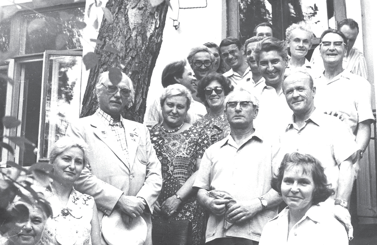 Фото из архива «Крымской газеты» и автора/Татьяна Барская в компании Виктора Астафьева и Григория Пяткова в редакции «Советского Крыма» (ныне – «Крымская газета»), 1977 год