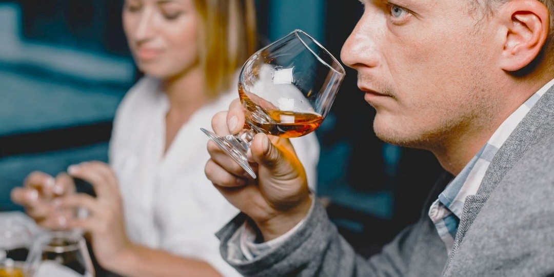 Как вычислить поддельный коньяк в магазине или дома, если вы его купили