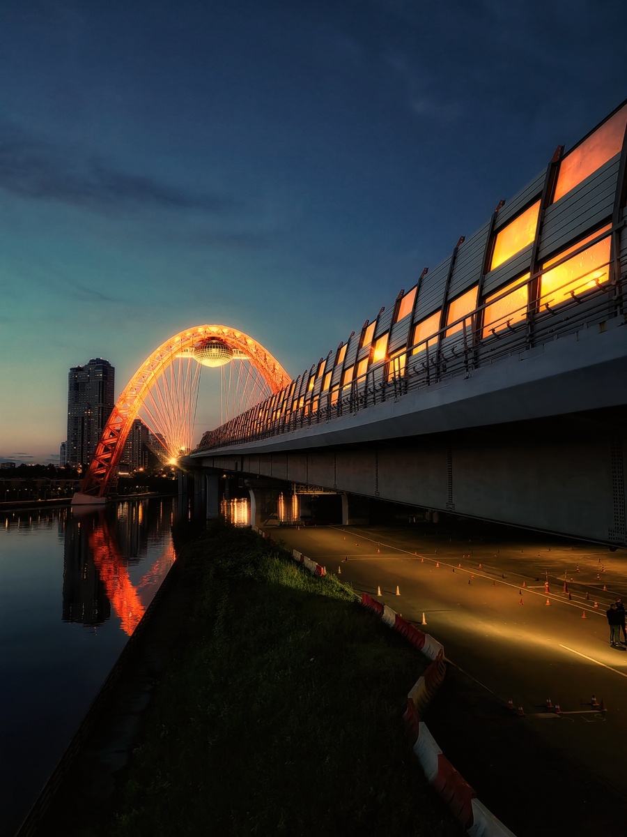  📌В минувшую пятницу, я решился на то, о чём давно планировал: прокатиться по ночной Москве.🚴‍♀️ Город, который днём шумит и спешит, ночью преображается и становится совершенно другим — загадочным, спокойным и по-своему уютным.

Я начал свой маршрут ближе к закату, мой маршрут вёл по набережным, через Болотную площадь, Крылатское. Особенно впечатлили виды на Москва-Сити: небоскрёбы, отражающиеся в воде, и почти полная тишина вокруг. В Парке Победы сделали короткую остановку, чтобы полюбоваться ночной панорамой города.
Весь маршрут занял несколько часов и около 50-ти километров. За это время я увидел Москву с новой стороны: без суеты, с огнями и тенями, с пустыми улицами и неожиданной тишиной. Кататься по ночному городу — это не только про спорт, но и про особое настроение, когда ты словно попадаешь в параллельную реальность.

Плюсы и минусы ночных велопрогулок по городу

Ночные катания на велосипеде по городским улицам — это особый опыт, который привлекает многих любителей двухколёсного транспорта. У такого времяпрепровождения есть как очевидные преимущества, так и немало рисков. 

✅Преимущества ночных велопрогулок

⦁ Меньше транспорта и людей  
  В ночное время городские улицы становятся свободнее: исчезают пробки, уменьшается поток пешеходов и машин, пропадает дневная суета и шум. Это позволяет кататься спокойнее и получать больше удовольствия от процесса.

⦁ Чистый и прохладный воздух  
  После захода солнца воздух становится свежее, а жара спадает — особенно приятно кататься летом.

⦁ Красота ночного города  
  Город в огнях выглядит совершенно иначе: архитектура, подсветка, отражения в окнах и на асфальте создают уникальную атмосферу.

⛔️Недостатки и риски ночных покатушек

⦁ Ограниченная видимость и опасность ДТП 
⦁ Риск столкновения с неадекватными участниками движения  
  Ночью на дорогах могут появляться пьяные компании или любители самокатов.
⦁ Погодные условия  
  Ночью становится холоднее , даже летом. Нужно брать с собой дополнительную одежду, чтобы н