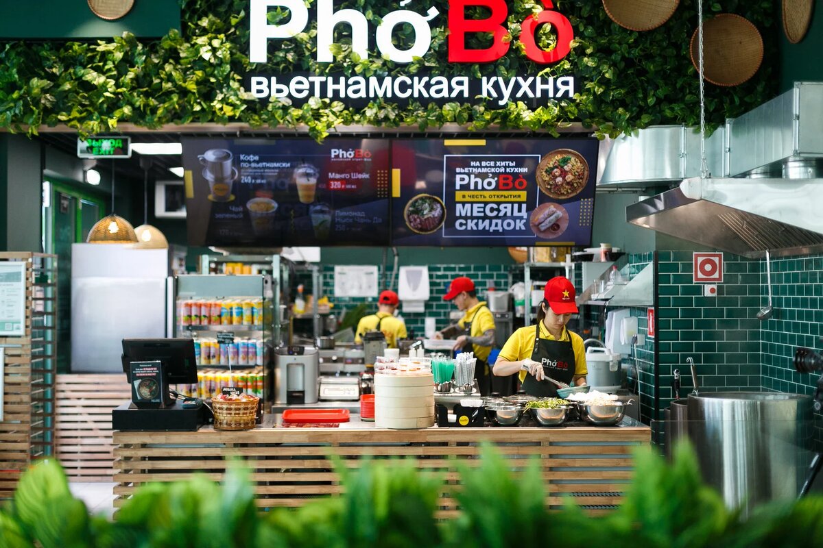 Например, в фуд-корнерах PhoBo часто готовят вьетнамцы.