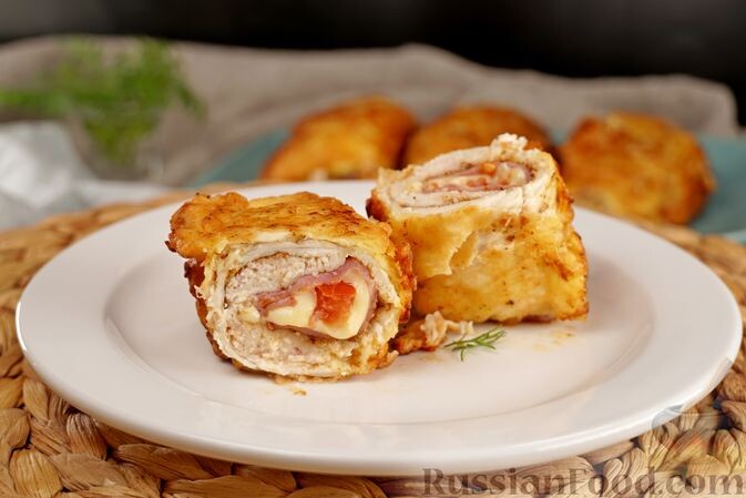 куриное филе, ветчина, сыр твёрдый, помидоры, яйца, сметана, мука, соль, перец чёрный молотый, приправа для курицы, масло растительное