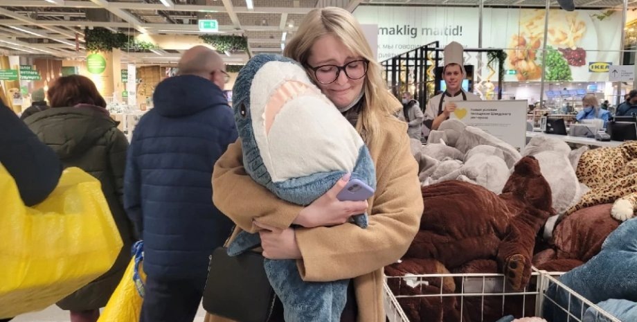 Девушка грустит из-за ухода IKEA из России