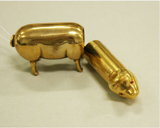 Футляр для помады в виде свинки, латунь, стекло, 1920-е, Музей "Метрополитен", Нью-Йорк, официальный сайт - www.metmuseum.org