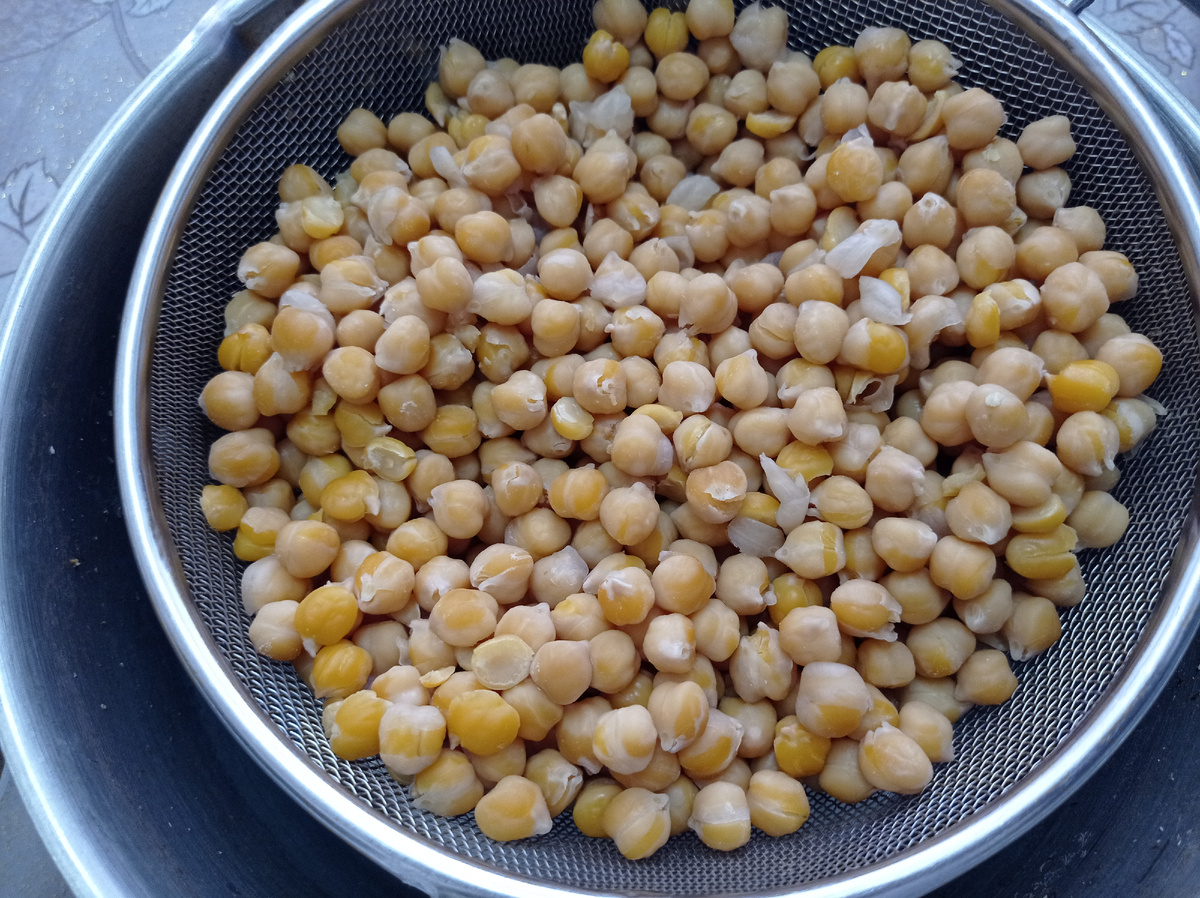 Отваренный нут остывает