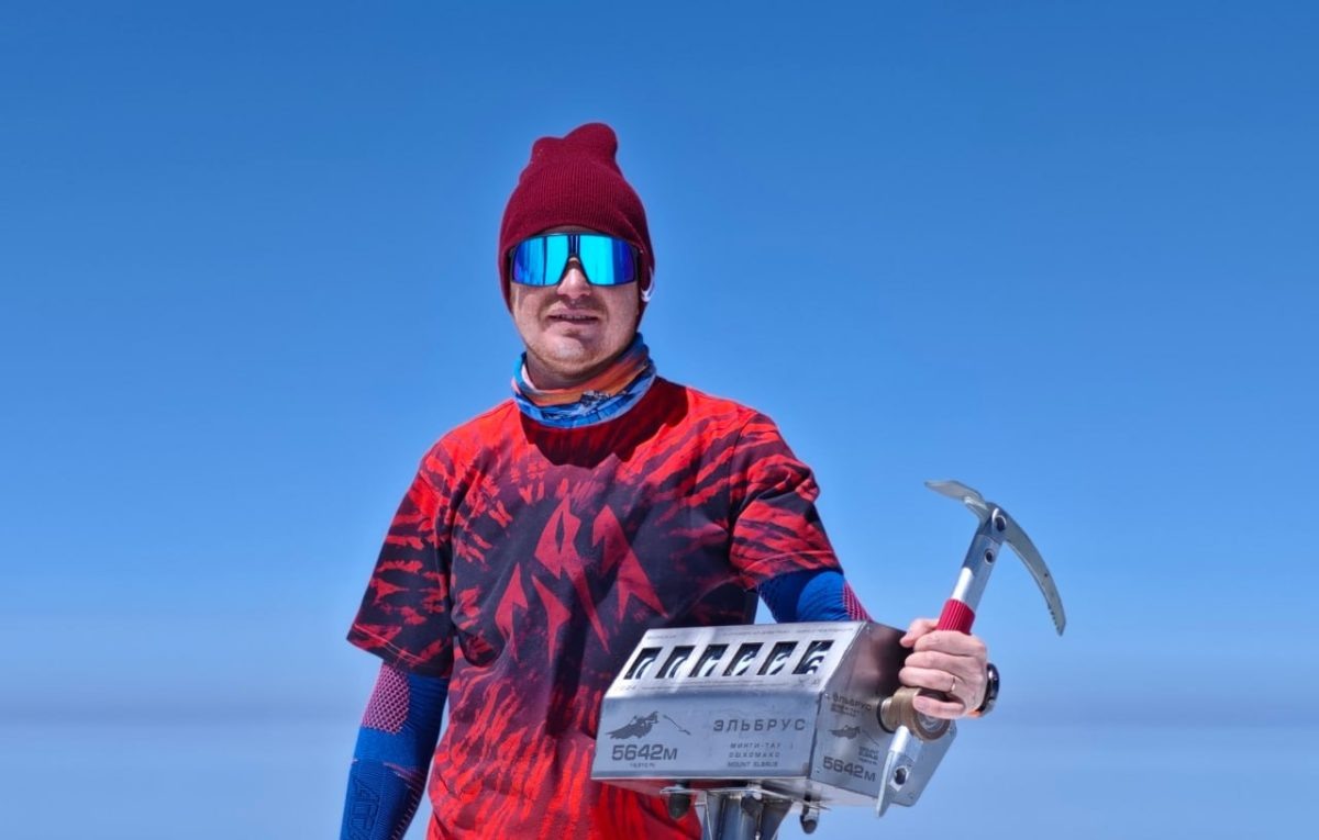    После покорения Эльбруса Кирилл Козлов спустился с горы на сноуборде