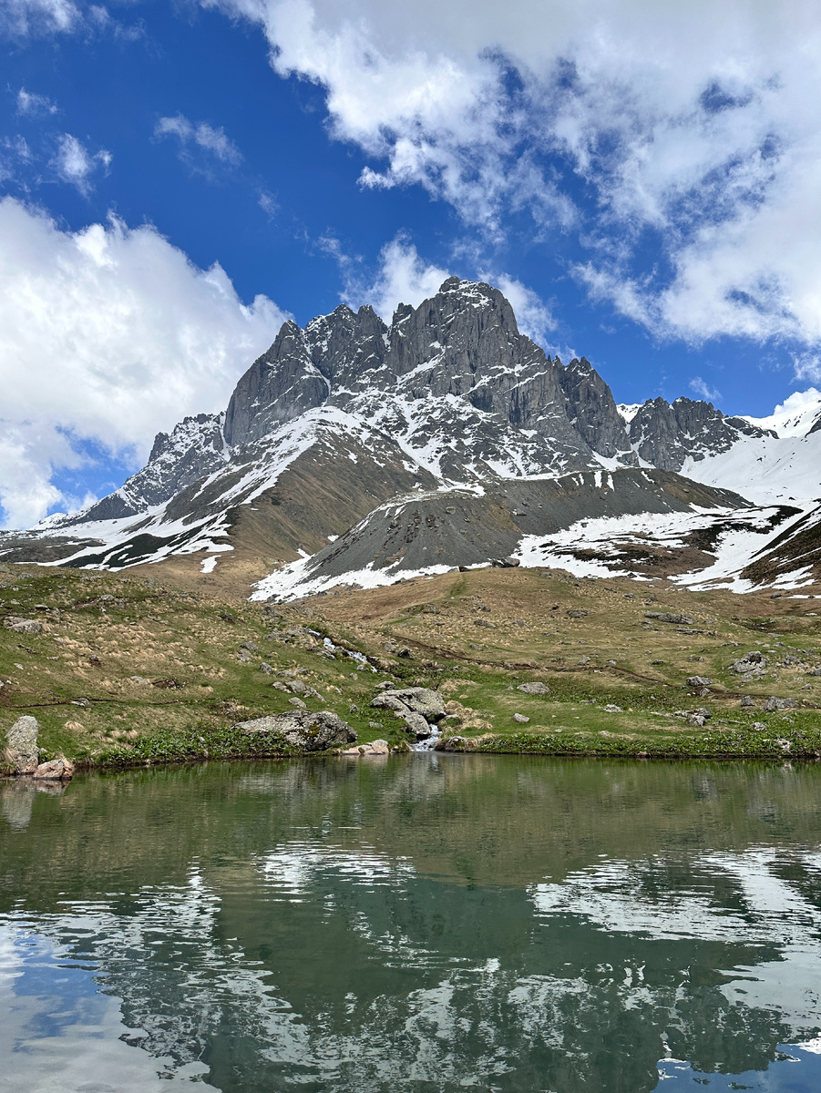 Озеро с видом на Чаухи