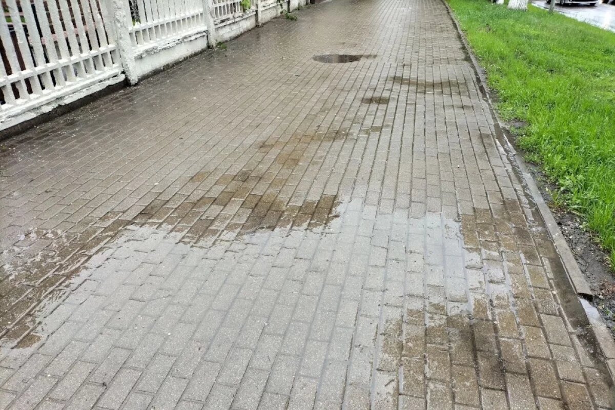    Соцсети: во время ливня в Коми затопило дороги и смыло пешеходный мост