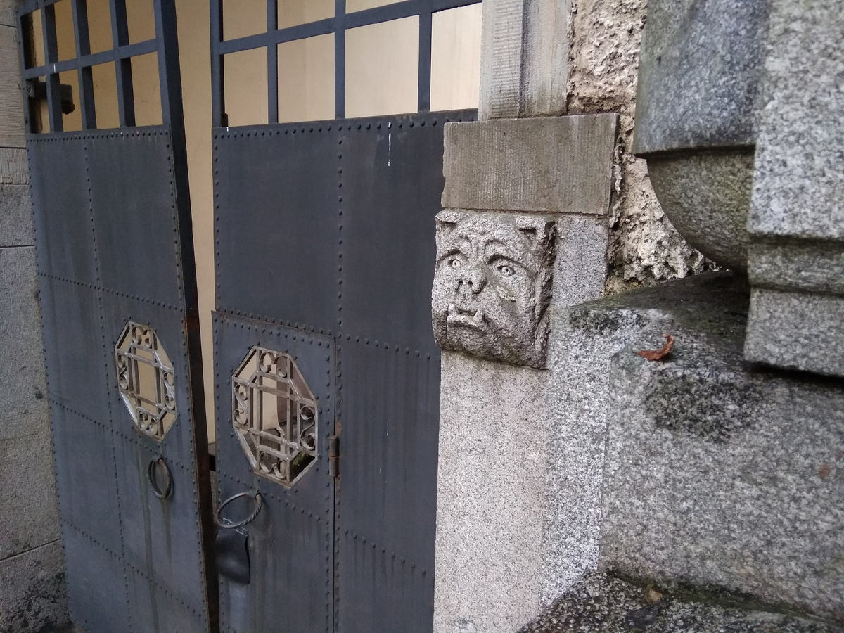 Зооморфный маскарон на каменном портале Представительства Финляндского торгового банка (Выборг, ул. Ленина, 12). 1911–1915 гг. Архитектор Уно Ульберг