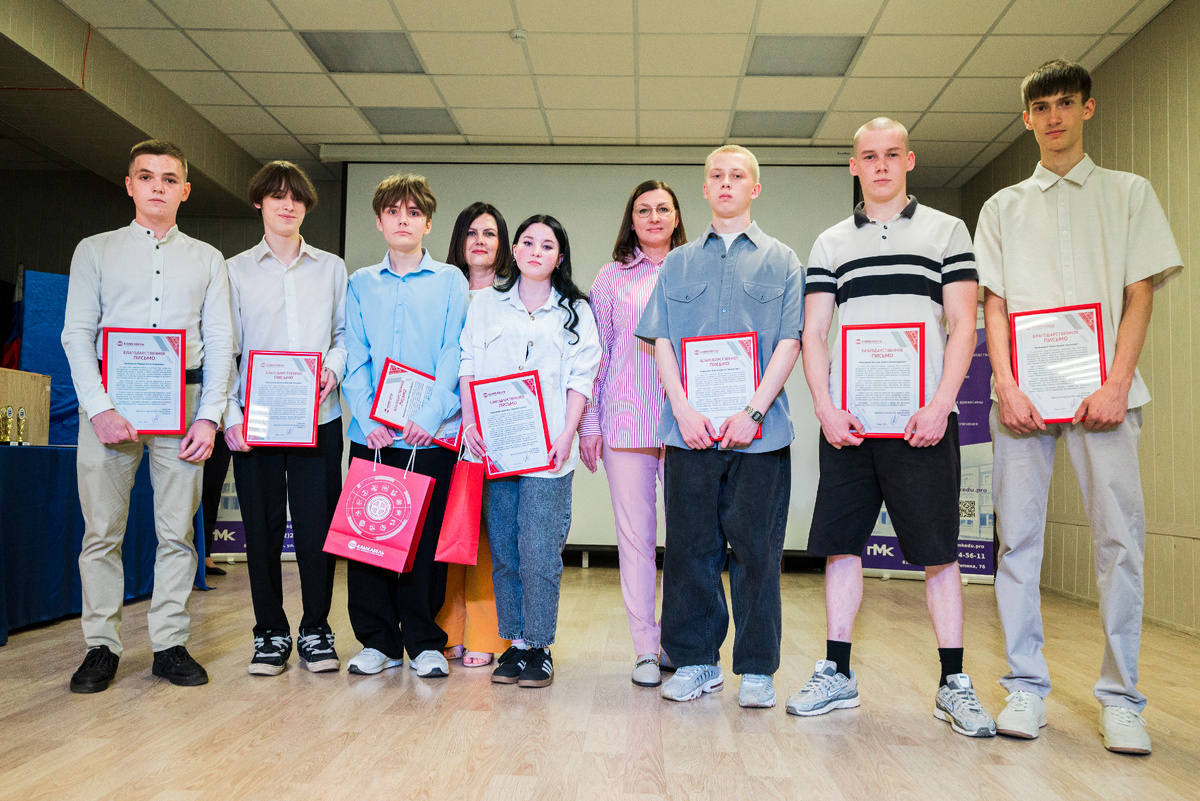 Студентов поздравили директор по персоналу Е. В. Мизева и руководитель службы управления персоналом Е. В. Осипова