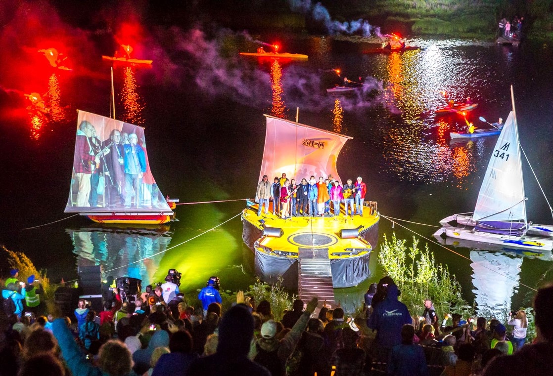 Вечернее выступление на главной площадке